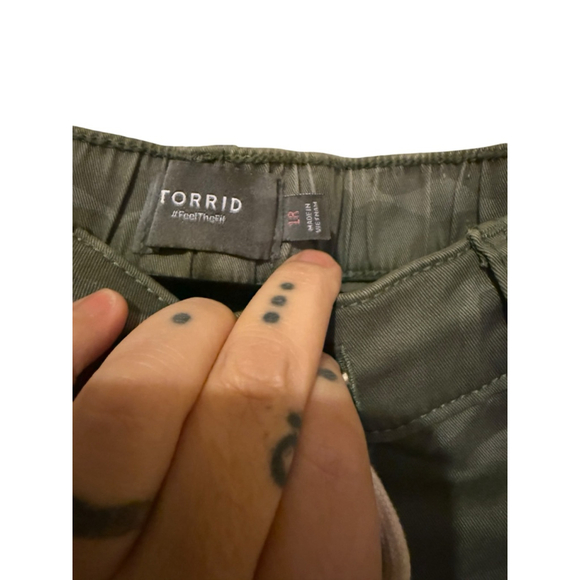 Women's TORRID Plus Size 1R Camo Green Brown Joggers - Picture 3 of 4